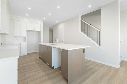 136 Lucas Gardens Nw, Calgary, AB - Indoor Photo Showing Kitchen