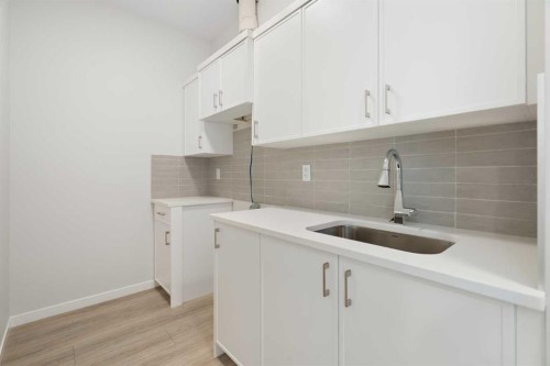 136 Lucas Gardens Nw, Calgary, AB - Indoor Photo Showing Kitchen