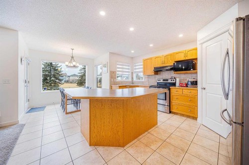 30 Chapalina Park Crescent Se, Calgary, AB - Indoor Photo Showing Kitchen