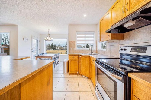 30 Chapalina Park Crescent Se, Calgary, AB - Indoor Photo Showing Kitchen