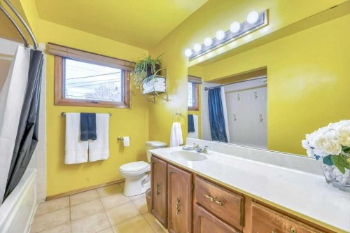 30 Butler Crescent Nw, Calgary, AB - Indoor Photo Showing Bathroom