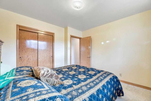 30 Butler Crescent Nw, Calgary, AB - Indoor Photo Showing Bedroom