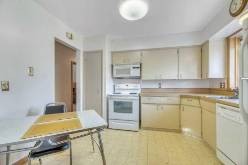30 Butler Crescent Nw, Calgary, AB - Indoor Photo Showing Kitchen