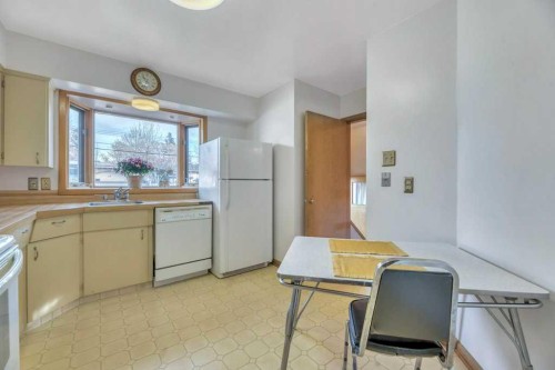 30 Butler Crescent Nw, Calgary, AB - Indoor Photo Showing Kitchen
