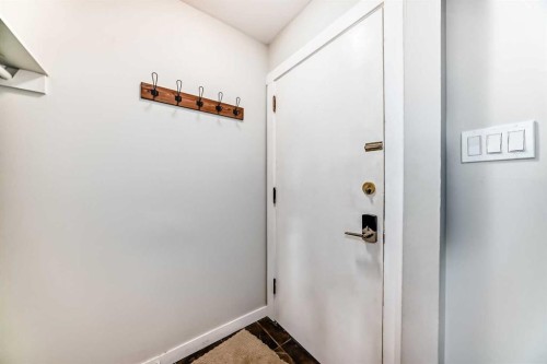 2223 36 Street Se, Calgary, AB - Indoor Photo Showing Other Room