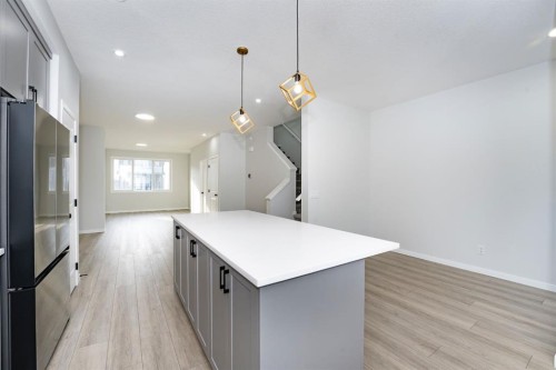522 Lucas Boulevard Nw, Calgary, AB - Indoor Photo Showing Kitchen