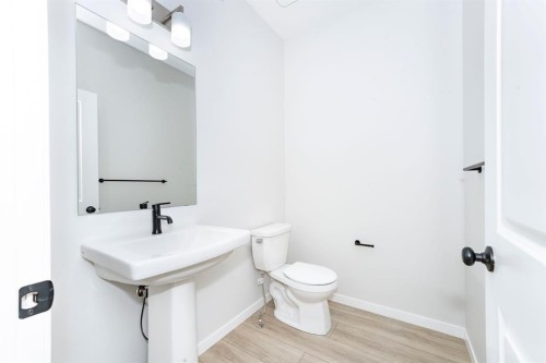 522 Lucas Boulevard Nw, Calgary, AB - Indoor Photo Showing Bathroom