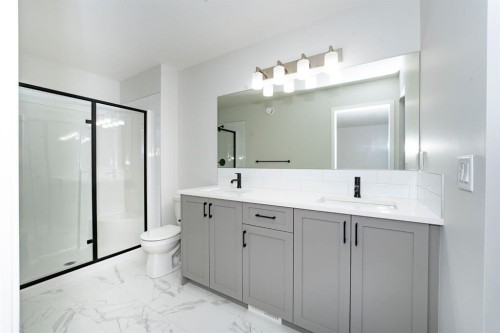 522 Lucas Boulevard Nw, Calgary, AB - Indoor Photo Showing Bathroom