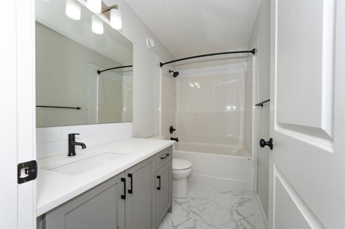 522 Lucas Boulevard Nw, Calgary, AB - Indoor Photo Showing Bathroom