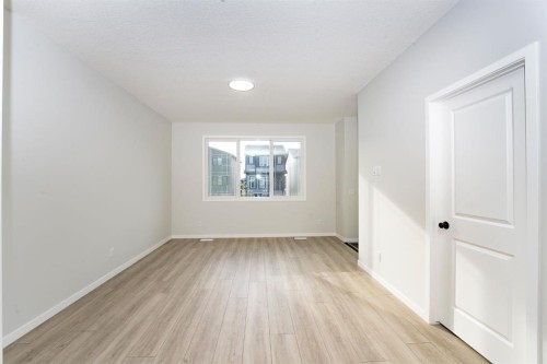 522 Lucas Boulevard Nw, Calgary, AB - Indoor Photo Showing Other Room