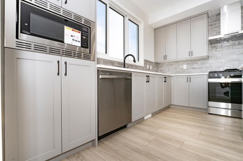 522 Lucas Boulevard Nw, Calgary, AB - Indoor Photo Showing Kitchen