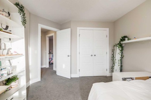 80 Evansfield Place Nw, Calgary, AB - Indoor Photo Showing Bedroom