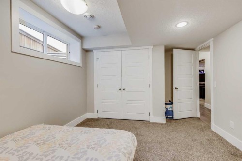 80 Evansfield Place Nw, Calgary, AB - Indoor Photo Showing Bedroom