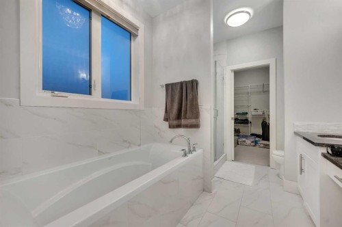 1708 23 Avenue Nw, Calgary, AB - Indoor Photo Showing Bathroom