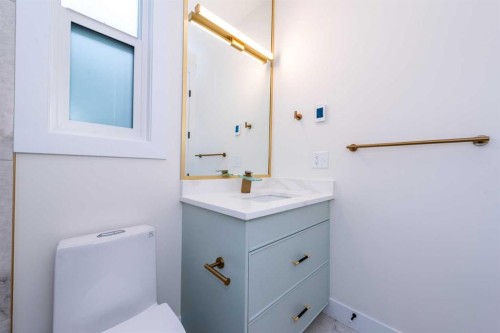 3016 13 Avenue Sw, Calgary, AB - Indoor Photo Showing Bathroom