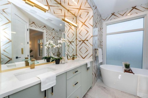 3016 13 Avenue Sw, Calgary, AB - Indoor Photo Showing Bathroom