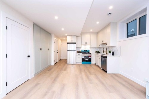 3016 13 Avenue Sw, Calgary, AB - Indoor Photo Showing Kitchen