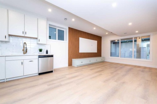 3016 13 Avenue Sw, Calgary, AB - Indoor Photo Showing Kitchen