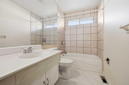 1643 Marlyn Way Ne, Calgary, AB - Indoor Photo Showing Bathroom