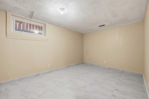 1643 Marlyn Way Ne, Calgary, AB - Indoor Photo Showing Other Room
