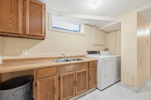 1643 Marlyn Way Ne, Calgary, AB - Indoor Photo Showing Laundry Room