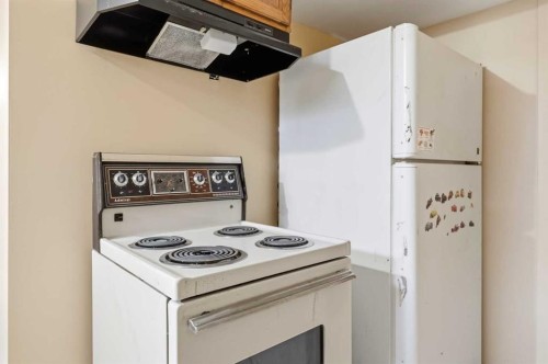 1643 Marlyn Way Ne, Calgary, AB - Indoor Photo Showing Kitchen