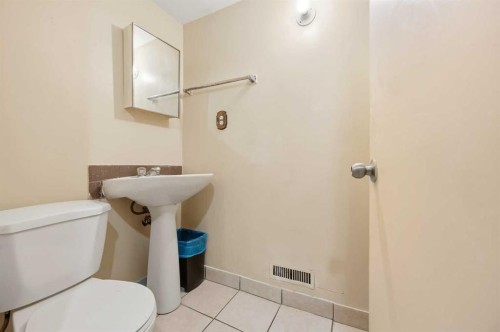1643 Marlyn Way Ne, Calgary, AB - Indoor Photo Showing Bathroom