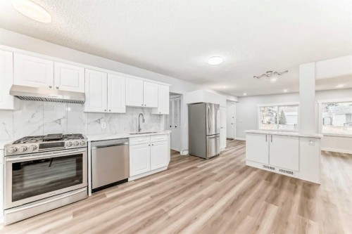 307 Huntridge Road Ne, Calgary, AB - Indoor Photo Showing Kitchen