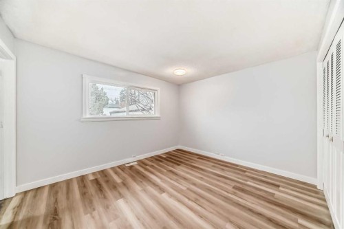 307 Huntridge Road Ne, Calgary, AB - Indoor Photo Showing Other Room