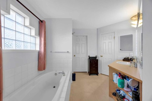 60 Tuscarora Way Nw, Calgary, AB - Indoor Photo Showing Bathroom