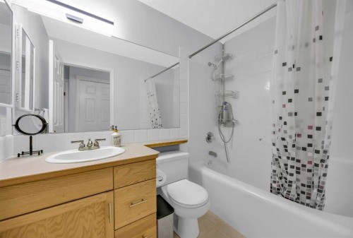 60 Tuscarora Way Nw, Calgary, AB - Indoor Photo Showing Bathroom