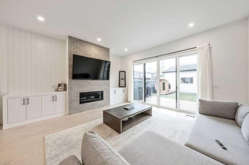 2024 50 Avenue Sw, Calgary, AB - Indoor Photo Showing Living Room With Fireplace