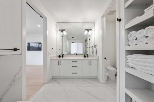 2024 50 Avenue Sw, Calgary, AB - Indoor Photo Showing Bathroom
