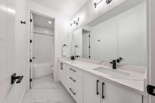 2024 50 Avenue Sw, Calgary, AB - Indoor Photo Showing Bathroom