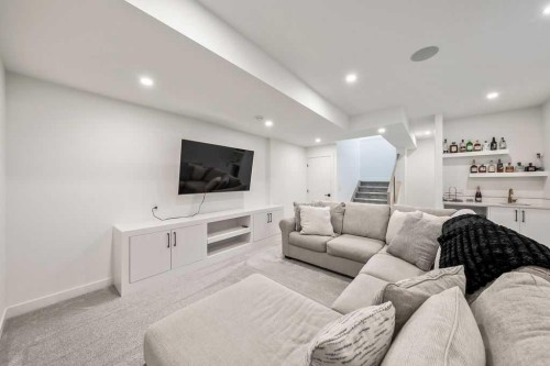 2024 50 Avenue Sw, Calgary, AB - Indoor Photo Showing Living Room