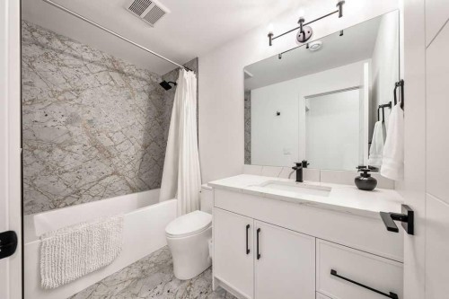 2024 50 Avenue Sw, Calgary, AB - Indoor Photo Showing Bathroom