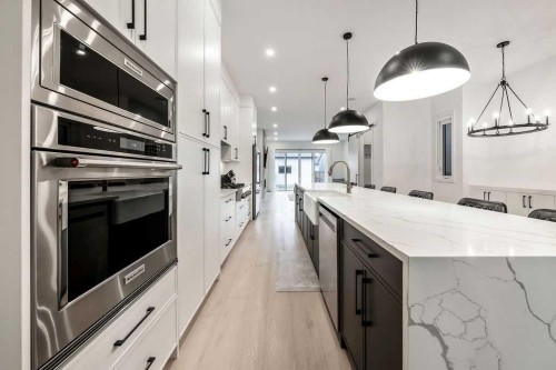 2024 50 Avenue Sw, Calgary, AB - Indoor Photo Showing Kitchen With Upgraded Kitchen