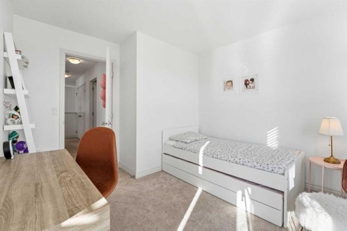 57 Evansglen Mews Nw, Calgary, AB - Indoor Photo Showing Bedroom