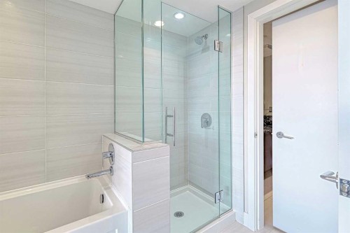 1903-519 Riverfront Avenue Se, Calgary, AB - Indoor Photo Showing Bathroom