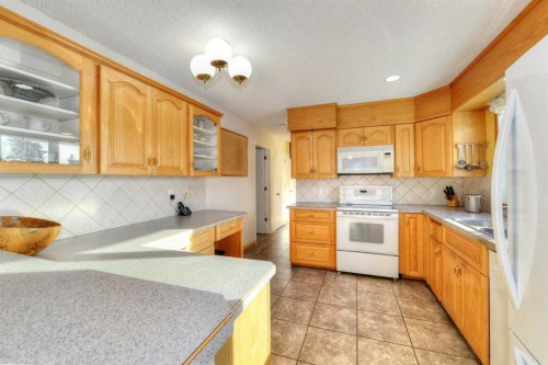 104 Dalgleish Bay Nw, Calgary, AB - Indoor Photo Showing Kitchen