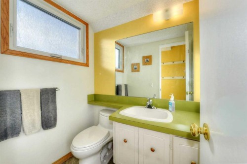 104 Dalgleish Bay Nw, Calgary, AB - Indoor Photo Showing Bathroom