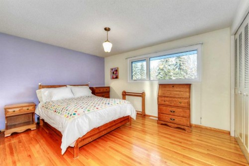 104 Dalgleish Bay Nw, Calgary, AB - Indoor Photo Showing Bedroom