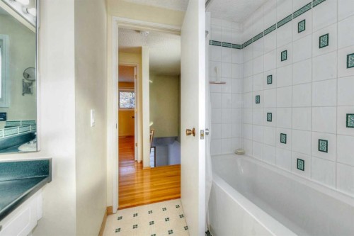 104 Dalgleish Bay Nw, Calgary, AB - Indoor Photo Showing Bathroom