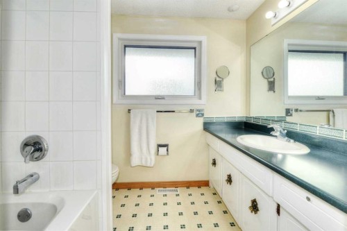 104 Dalgleish Bay Nw, Calgary, AB - Indoor Photo Showing Bathroom