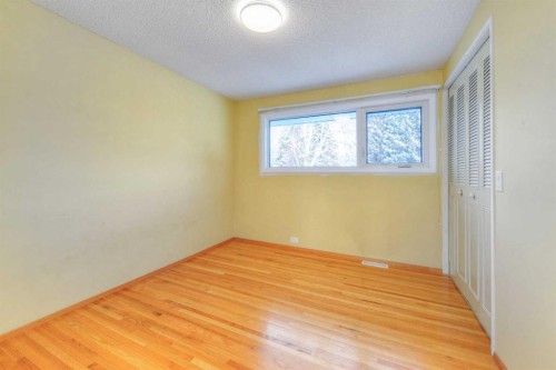 104 Dalgleish Bay Nw, Calgary, AB - Indoor Photo Showing Other Room