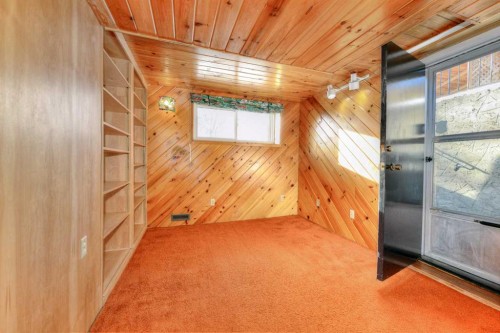 104 Dalgleish Bay Nw, Calgary, AB - Indoor Photo Showing Other Room