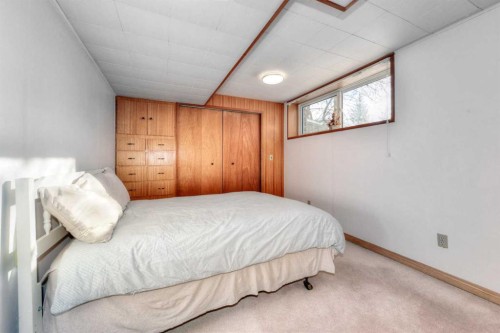 104 Dalgleish Bay Nw, Calgary, AB - Indoor Photo Showing Bedroom