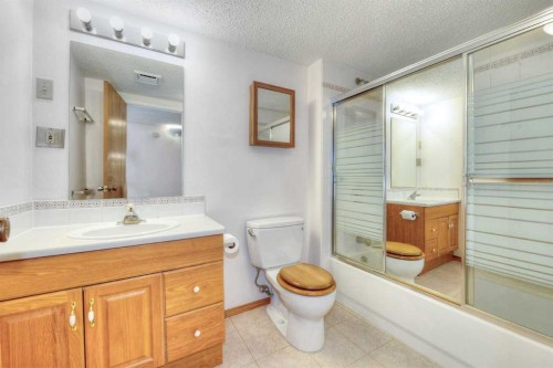 104 Dalgleish Bay Nw, Calgary, AB - Indoor Photo Showing Bathroom