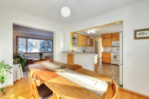 104 Dalgleish Bay Nw, Calgary, AB - Indoor Photo Showing Kitchen