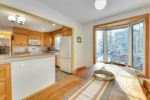 104 Dalgleish Bay Nw, Calgary, AB - Indoor Photo Showing Kitchen
